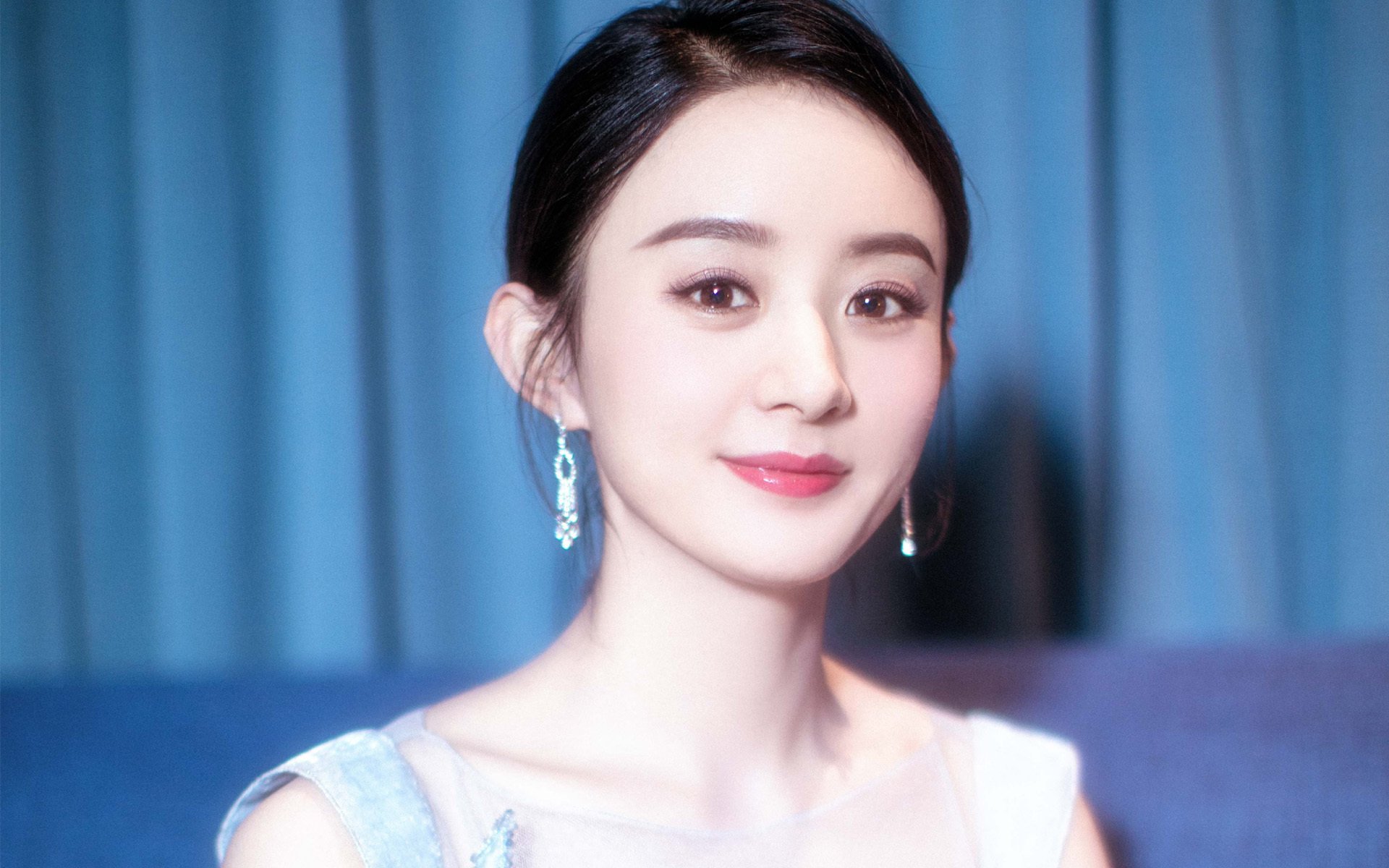 “豪车激烈飙驰：速度与激情的极致演绎”，速度激情赛车